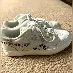 Off white almost new Reebok women size 7.5